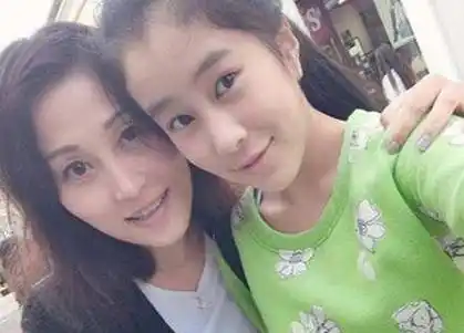 "星女郎"黄圣依,为何敢与星爷撕破脸,看她背后的男