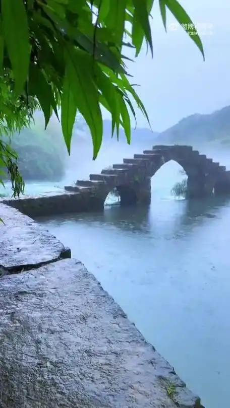 小桥情怀##寻觅宁静角落#小桥之下,流水潺潺,似低语,似歌唱.