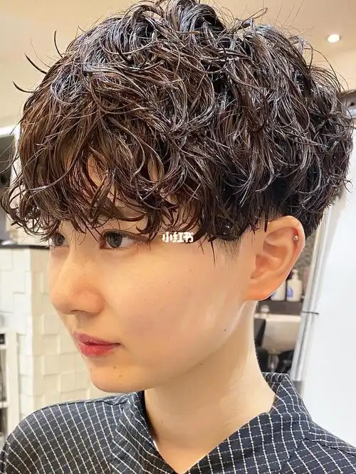 女生超短发烫发分享酷感个性卷短发