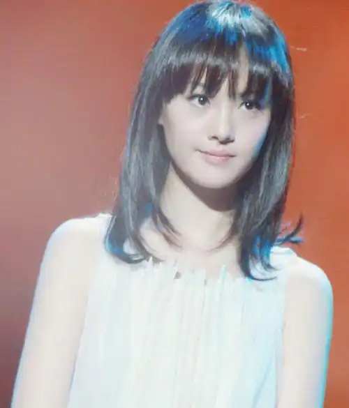 留着各种非主流发型吧,可你们看18岁的郑爽却早已经是走上了时尚潮流