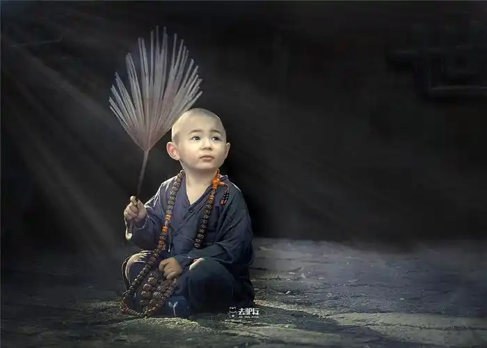 苏州这个小和尚在姑苏北寺塔下萌翻了路人游客