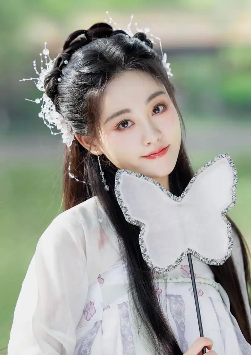 祝绪丹白色汉服仙气飘飘优雅写真