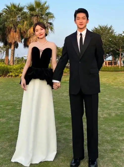 屈楚萧张佳宁把走红毯当成了婚礼答谢宴俨然一幅新婚小夫妻模样