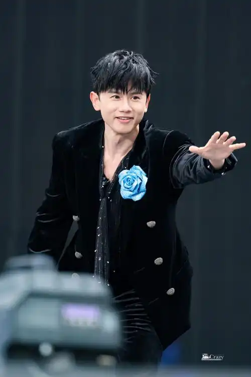 张杰超话#张杰未live开往1982巡回演唱会#  穿上西装  带上胸花  送入