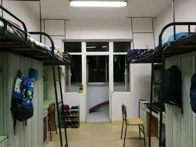 中南大学新生晒出宿舍照片,抱怨条件不好,同学:知足吧