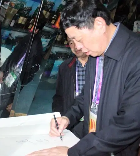 广西军区司令员王玉仁一行访问世博会山东馆 [附图]