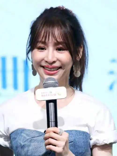 原创王心凌咋成这样了美人尖成双下巴厚嘴唇真抢镜但衣品太加分