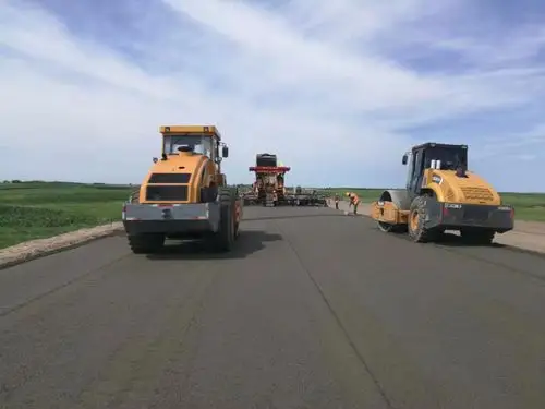 松通高速水稳三层变两层双机组同步侧向物料转运车供料大厚度连铺连压