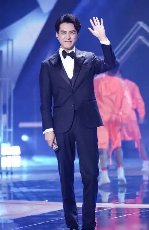 靳东一改"老干部"风格,浅灰色西装显绅士,大背头一点不油腻