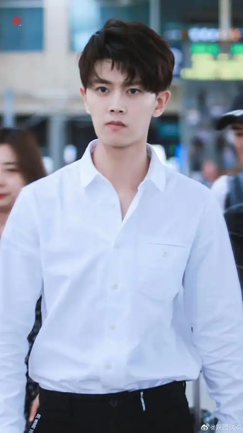 任嘉伦超话#任嘉伦411生日快乐#白衬衫的嘉伦有没有撩到你