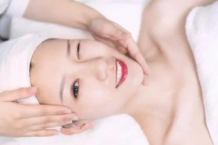 护肤的女性面部按摩炫彩华丽脱变美容整形海报设计美容师给美女护肤