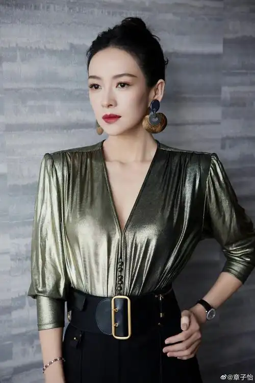 章子怡亮相北影节红毯,金色深v上衣尽显大花气场