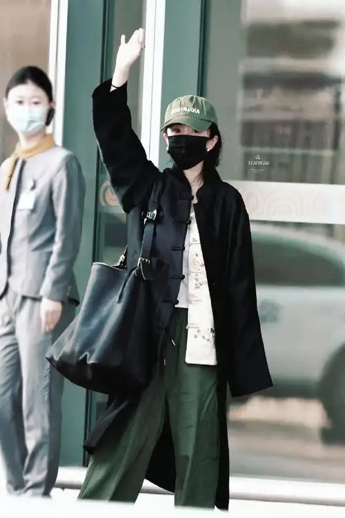 杨幂叠穿新中式#杨幂新的街拍,新中式叠穿亮相,层次分明,彰显出瞪奢