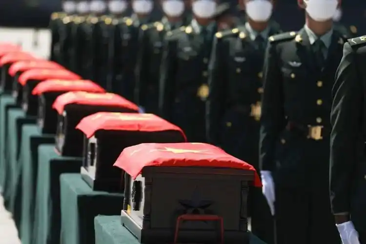 志愿军烈士遗骸的棺椁覆盖着鲜红的中华人民共和国国旗,到场迎接的