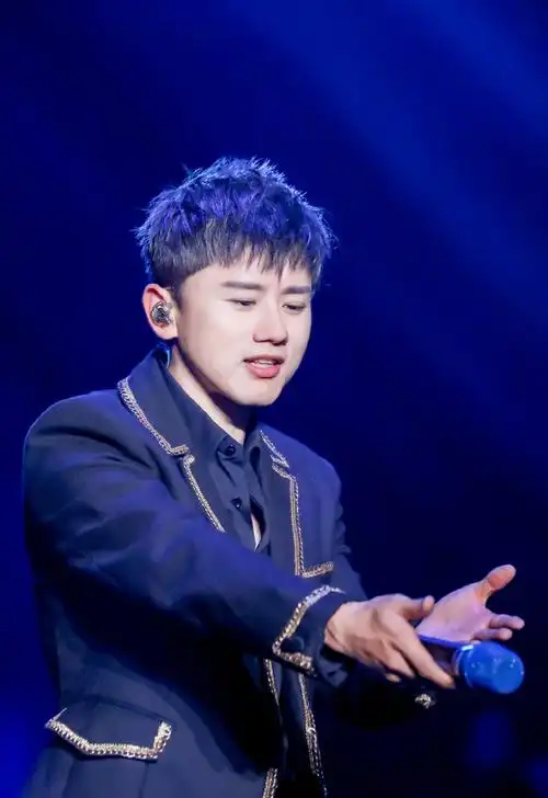 张杰睡着了都不忘发自拍