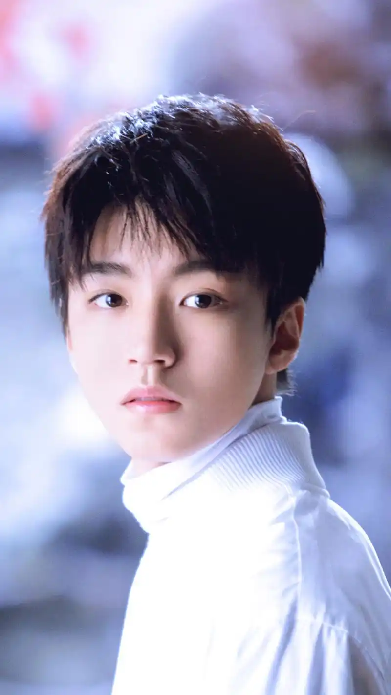 王俊凯清爽帅气白衣写真手机壁纸