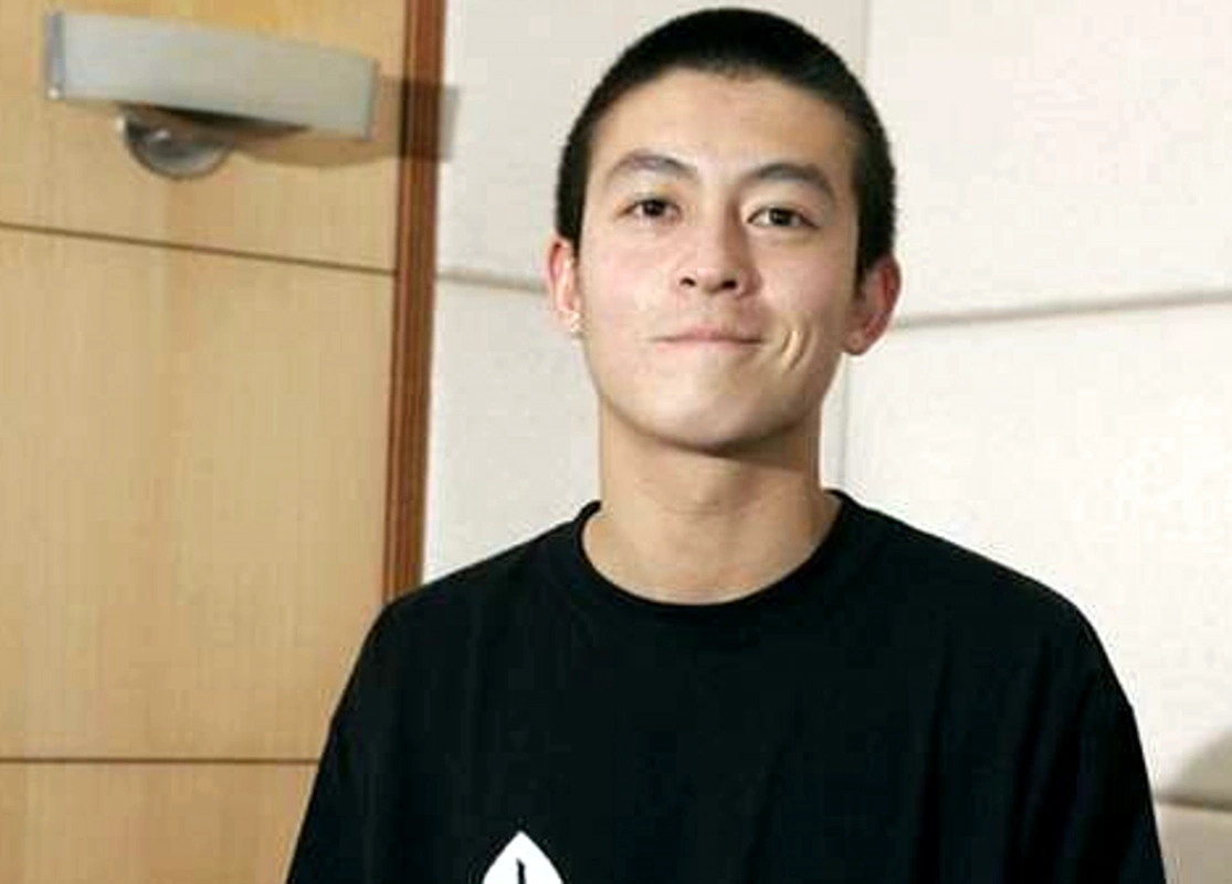 陈冠希身穿黑色t恤,嘴角微微上扬,剪起板寸头皮肤白皙,显得减龄,又带