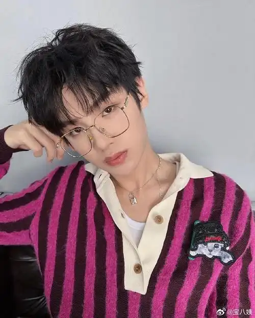 黄明昊多戴眼镜吧,好帅|黄明昊_新浪新闻