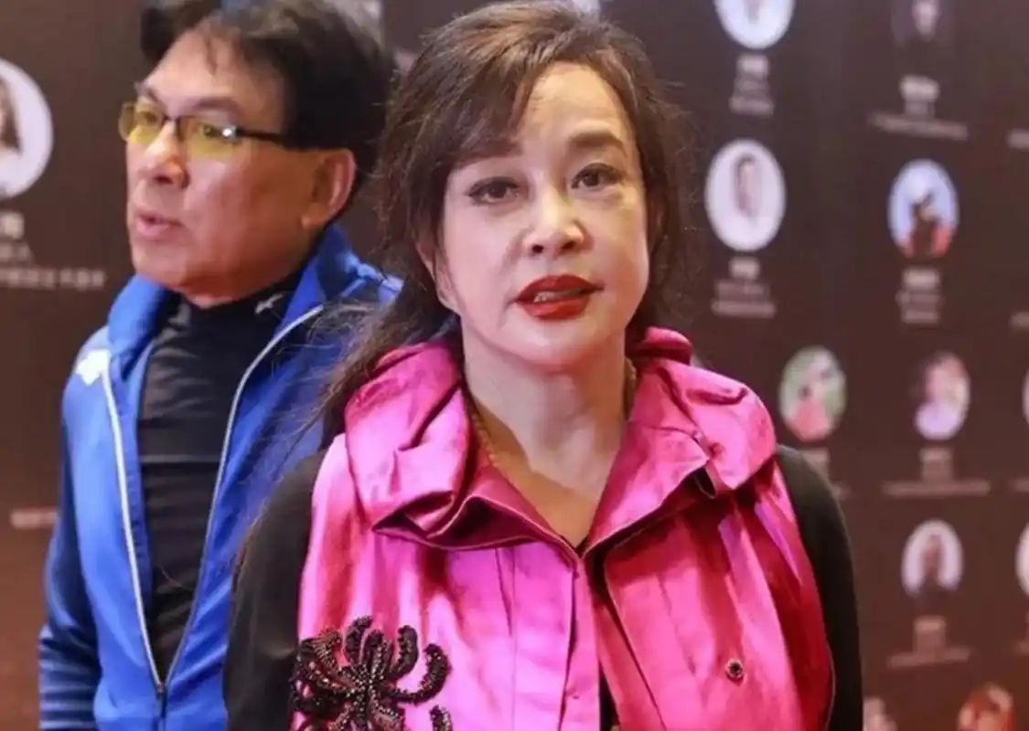 70岁刘晓庆现身活动,生图曝光真实状态,皮肤松弛老态尽显