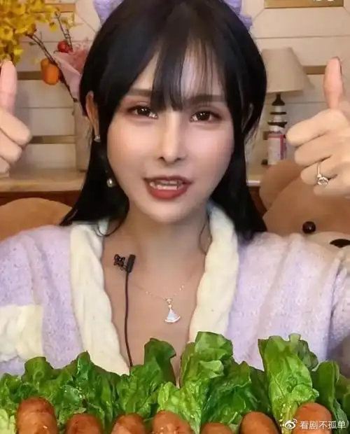 辛巴干女儿猫妹妹复出面部僵硬不自然网友照着猫头鹰整容