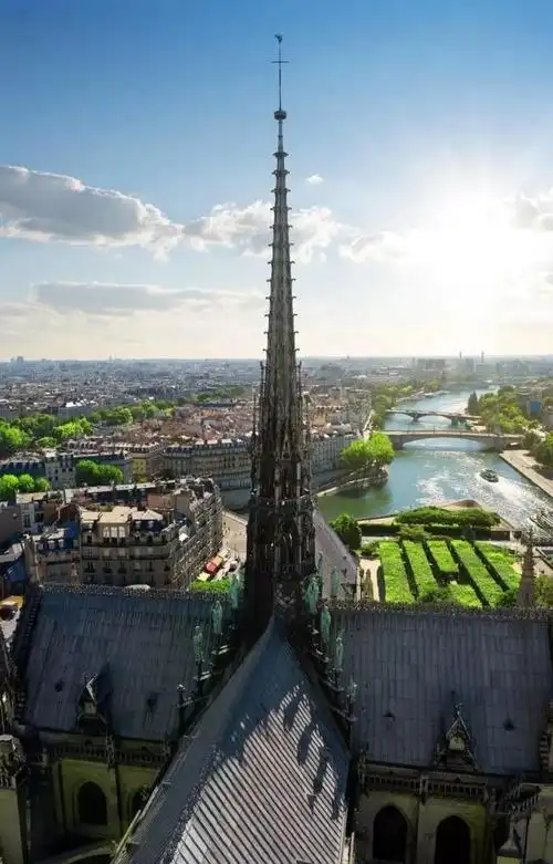 巴黎圣母院大火毁坏前照片尖塔被烈焰吞噬