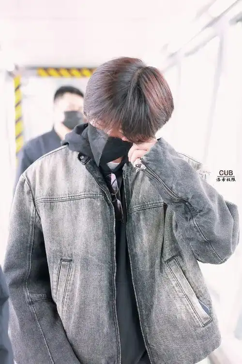 易烊千玺机场图#易烊千玺重庆出发路透9615牛仔外套搭配黑色卫衣