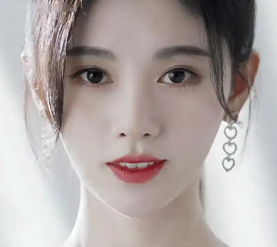 都说鞠婧祎是"人造美女",当镜头放大十倍怼脸拍,这效果太真实