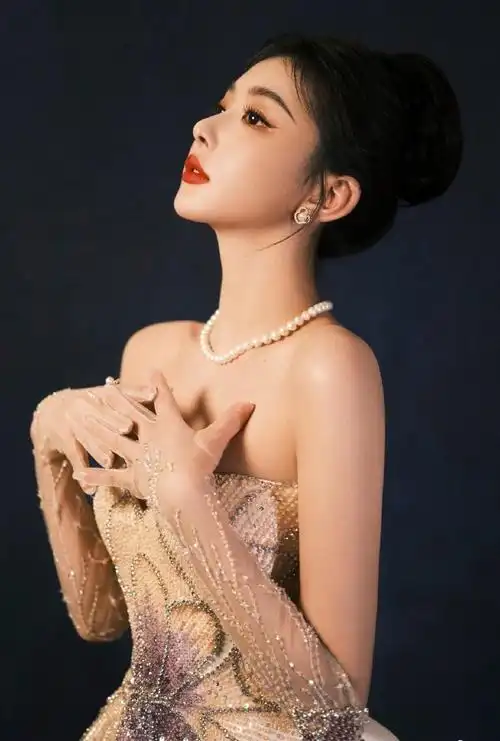 孔雪儿深v礼裙!谁懂看得出她是公主!这个海边侧颜也太优越了吧!