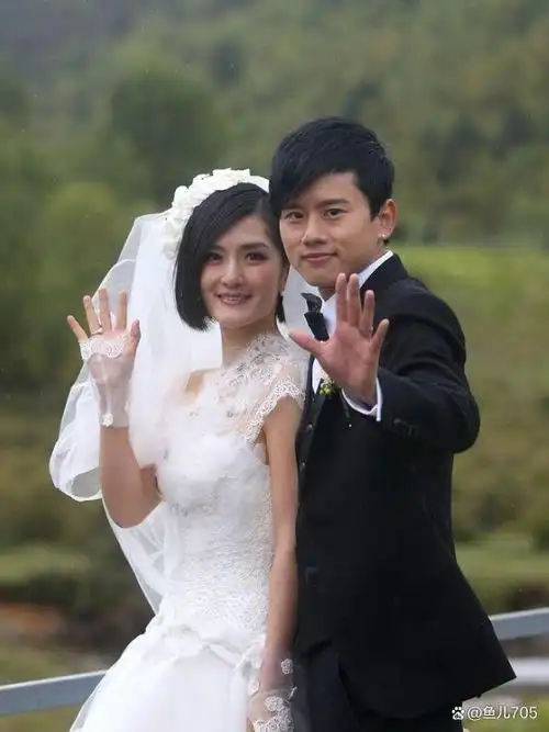 张杰谢娜甜蜜同框观看跳跳俏俏演出,共同见证女儿的成长之旅