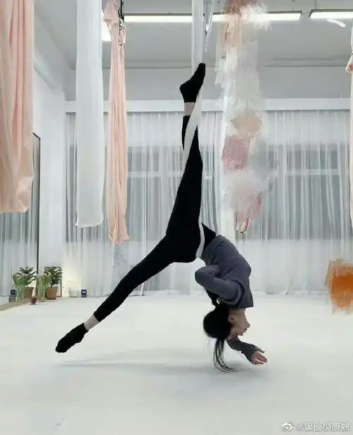 蒲熠星看见许佳琪一字马的反应