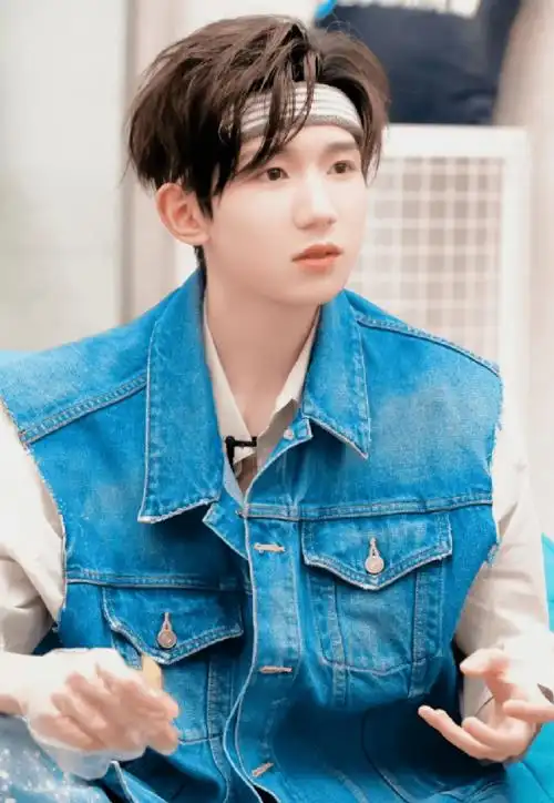 人逢喜事精神爽!全新活动,代言齐上阵,王源的反应有些萌_品牌