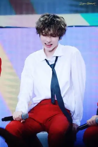 蔡徐坤扯领带动图