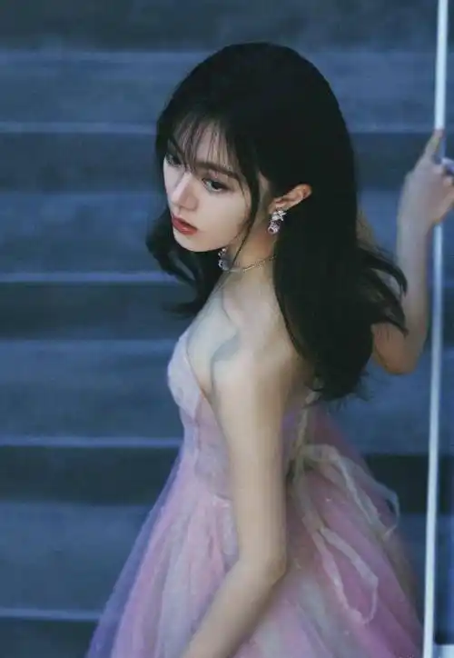 原创赵今麦长成大姑娘了一袭粉丝礼服坐在地上甜美淑女越来越好看