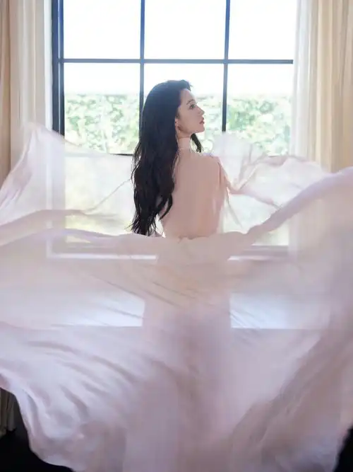 李沁的肩颈线条##李沁的背影