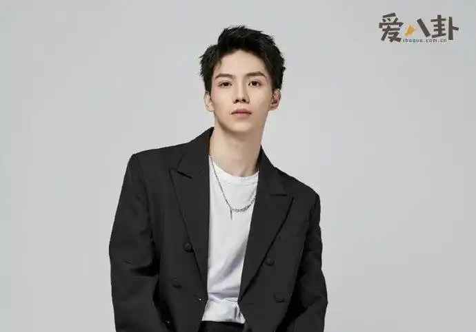 与易烊千玺,李兰迪及胡先煦等是同学,罗一舟与易烊千玺,胡先煦,周政杰