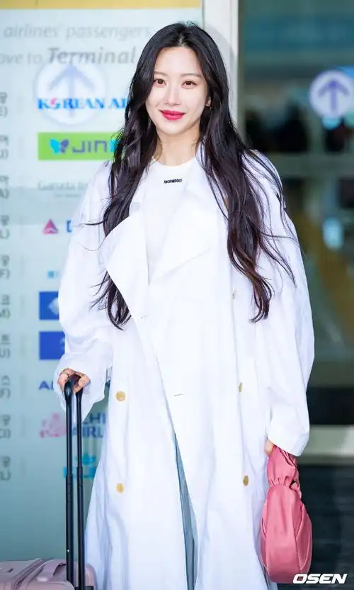 文佳煐机场新闻图##文佳煐白风衣造型