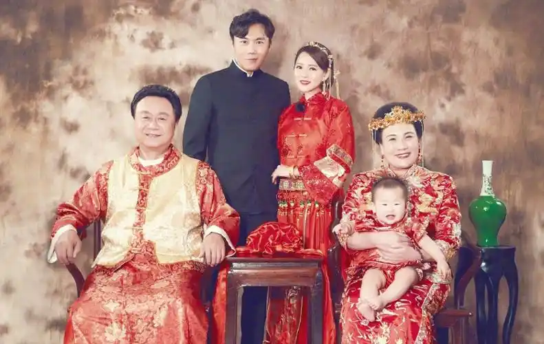 回顾嫁给小10岁的丈夫的伊能静如今得以涅盘重生