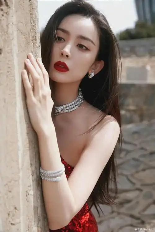 古力娜扎一袭红裙太明艳,雪肤玉貌魔鬼身材,露背装性感撩人.