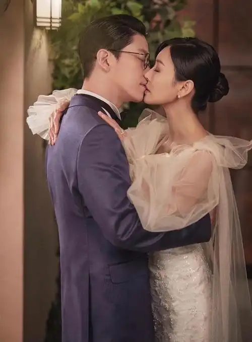 安心心等着妻子化妆打扮拎着酒瓶子在大街上拥吻的感觉真是太棒了91