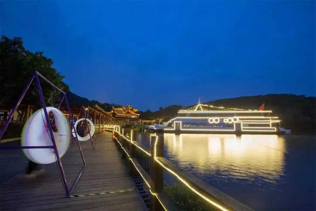 繁星点点夏日里的小浪漫,美不胜收长荡湖2060米的栈桥将各色古典建筑