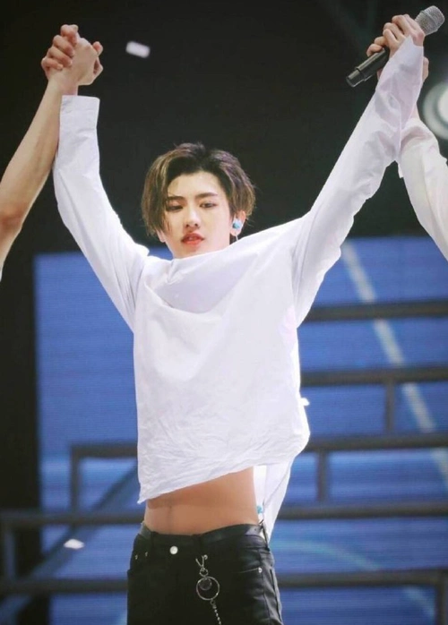 蔡徐坤看似嫩却有"沙漏腰",跳舞时抬胳膊最撩人,这极品腰好仙_身材