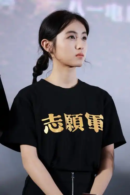 张子枫倾注热血青春,敬使命卫和平,不屈不挠,奋勇相争.