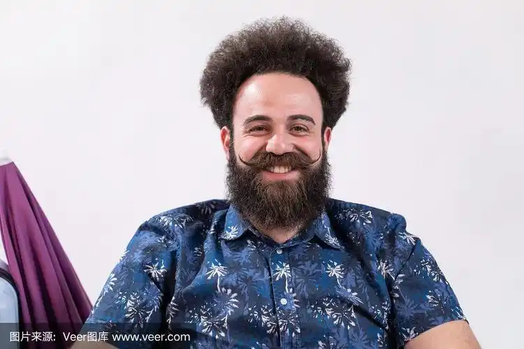 微笑着的小胡子扭曲的年轻人