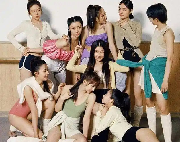 《青春有你2》选手芭莎合照, 虞书欣站c位,大家却都在关注刘雨昕_风格