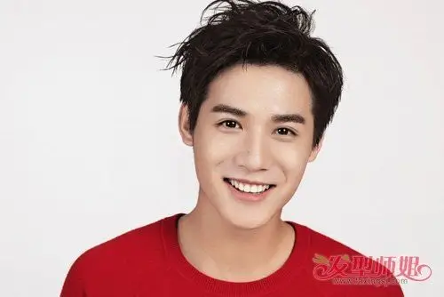 发际线高男生两边铲头发示范 张扬个性的男生短卷发造型图片_发型师姐