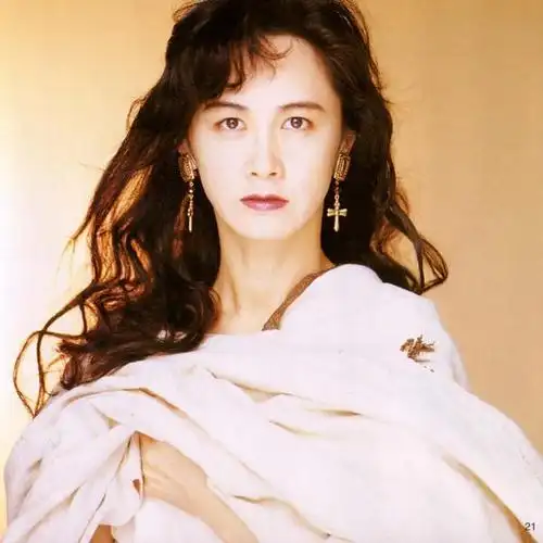 工藤静香公开新造型,黑斗篷配珠宝璀璨豪气,美艳御姐风攻气十足