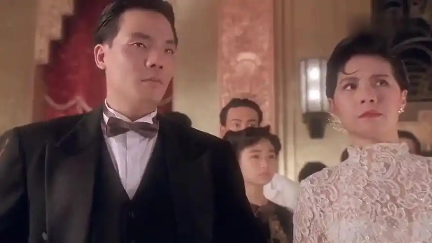 赌圣-大军换掉周星驰的牌,周星驰立马想骂人