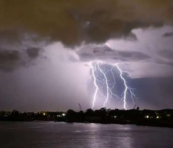 布里斯班雷暴闪电侵袭之夜气象局一晚连发7条预警闪电奇观