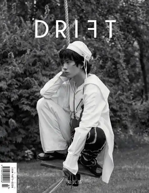 井柏然drift夏季新刊特辑大片,在草地上光脚的肆意少年