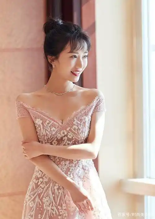 阔太李念也是尤物身材穿淡粉色一字肩连衣裙34岁美成20岁